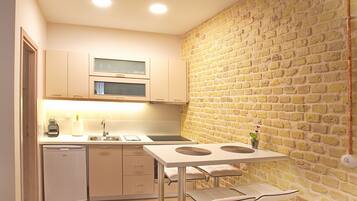 Apartment, 1 Schlafzimmer | Eigene KĂŒche | GroĂer KĂŒhlschrank, Ofen, Herdplatte, Espressomaschine