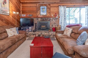 Townhome, 3 Bedrooms (Mammoth Sierra Townhomes #25) | Living room - Mammoth Sierra Townhomes #25 (Mammoth Lakes)