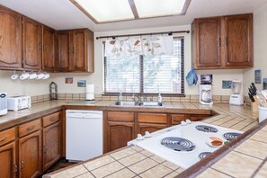 Townhome, 3 Bedrooms (Mammoth Sierra Townhomes #25) | Private kitchen - Mammoth Sierra Townhomes #25 (Mammoth Lakes)