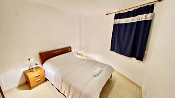 2 habitaciones y tabla de planchar con plancha