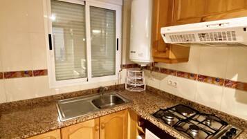 Refrigerador, microondas, horno y cafetera y tetera