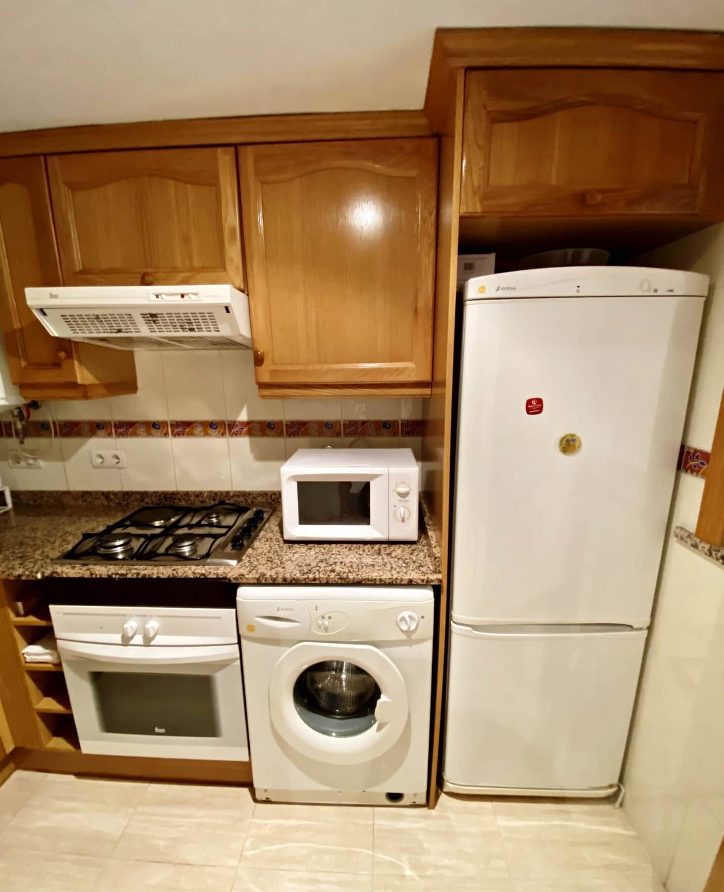 Een koelkast, een magnetron, een oven, een koffiezetapparaat/waterkoker
