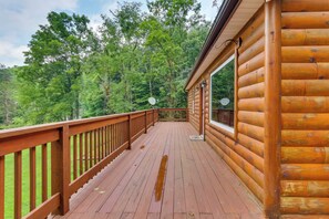 Terrace/patio - Rustic Cabin w/ Hot Tub - 7 Miles to Hocking Hills (Logan)
