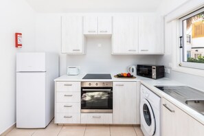 Réfrigérateur, four à micro-ondes, un four, surface de cuisson