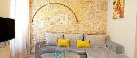 Appartement, 1 chambre | Aire de séjour | Téléviseur à écran plat de 32 po avec télévision numérique, téléviseur