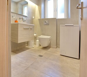 Deluxe Apartment, 1 Bedroom | Bathroom | Shower, rainfall showerhead, hair dryer, bidet - Liston Suite Piazza (Corfu)