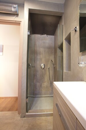 Deluxe-Apartment, 1 Schlafzimmer | Dusche im Bad