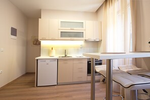 Lejlighed - 1 soveværelse | Privat køkken | Køleskab/fryser i fuld størrelse, ovn, kogeplade, espressomaskine