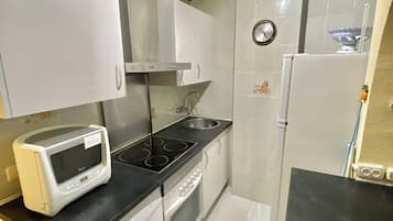 Cafetera o tetera, frigorífico, microondas y horno