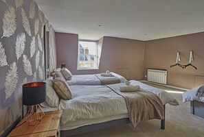 3 bedrooms, desk, iron/ironing board, WiFi - Grand Sally Lunn's Maisonette Is Your Family Spot! (Bath and North East Somerset)