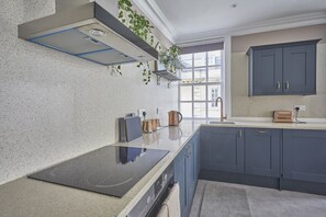 Fridge, oven, stovetop, dishwasher - Grand Sally Lunn's Maisonette Is Your Family Spot! (Bath and North East Somerset)