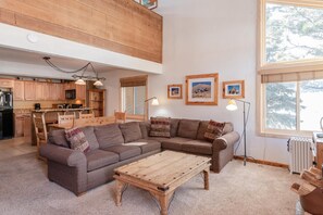 Apartment, 3 Schlafzimmer (Mammoth Creek #52) | Wohnzimmer | Fernseher