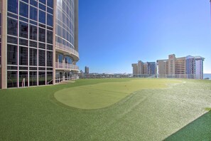 Un campo sportivo con un edificio sullo sfondo.