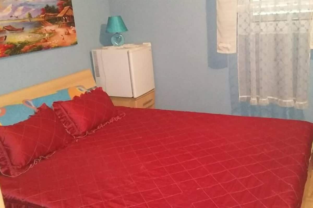 Twin Room (Crvena) | Cribs (free), WiFi (free), bed sheets