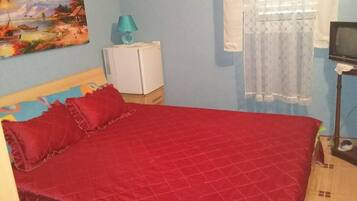 Tvåbäddsrum (Crvena) | Gratis barnsängar, gratis wi-fi och sängkläder