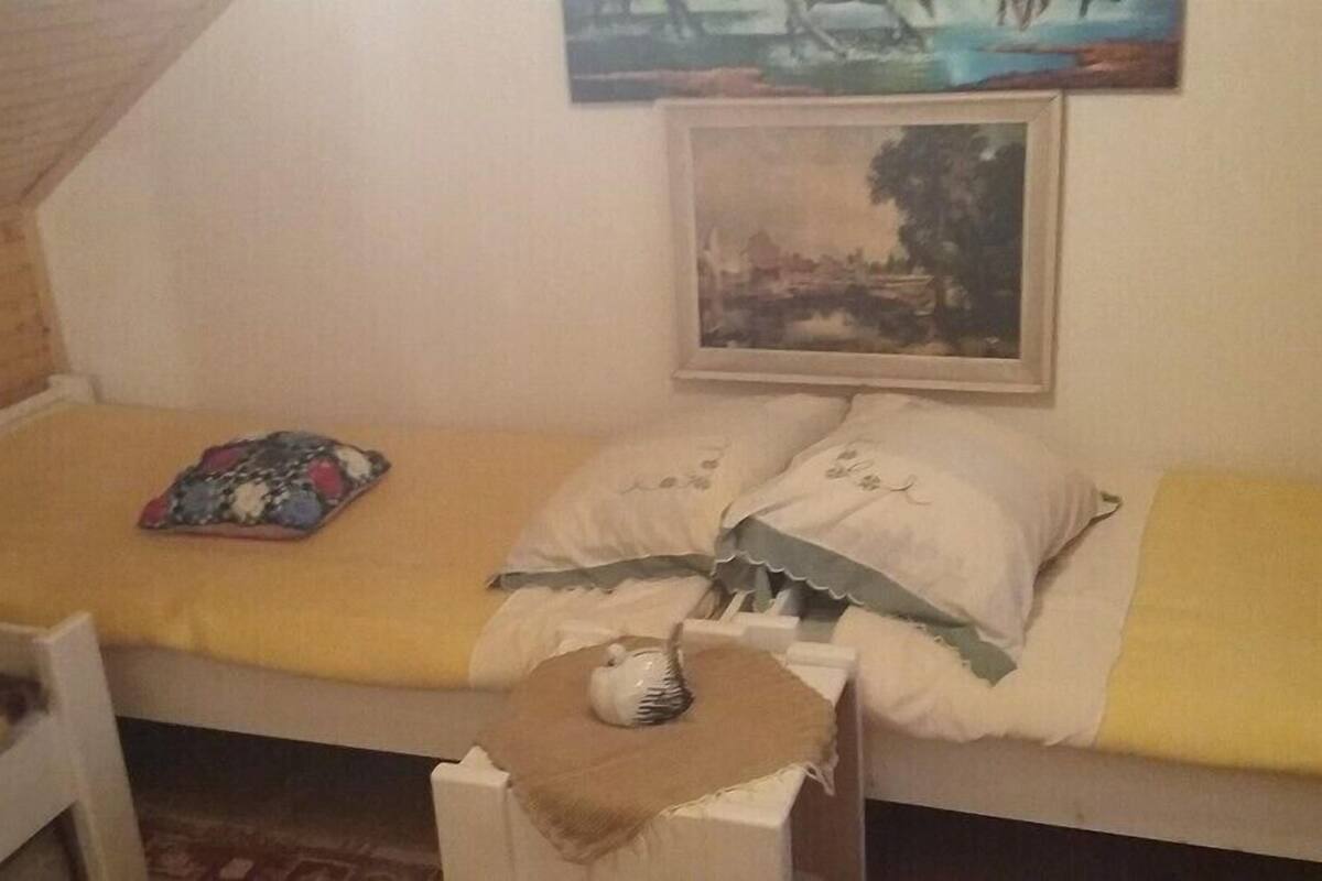 Cribs (free), WiFi (free), bed sheets