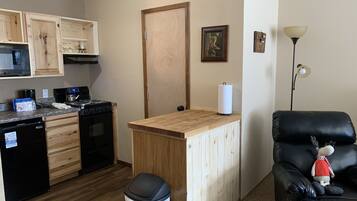 Un four, surface de cuisson, lave-vaisselle, cafetière-théière