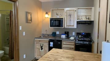 Four, plaque de cuisson, lave-vaisselle, cafetière/bouilloire