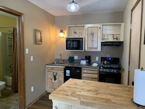 Horno, parrilla de estufa, lavavajillas y cafetera y tetera