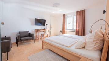 Kahden hengen businesshuone | Kylpyhuone | Ilmaiset hygieniatuotteet, hiustenkuivaaja, tohvelit, pyyhkeet