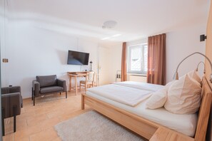 Business Double Room | Bathroom | Free toiletries, hair dryer, slippers, towels - Maerchenwald Altenberg GmbH & Co KG (Odenthal)