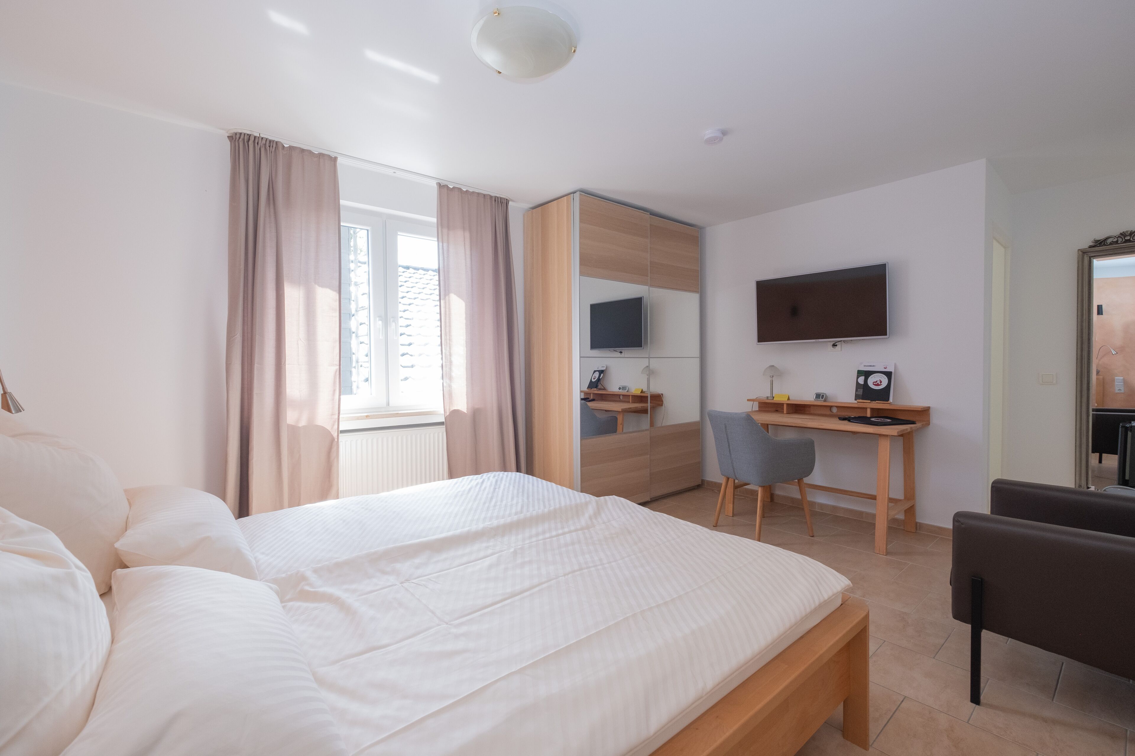 Business Double Room | Minibar, desk, cribs/infant beds, rollaway beds