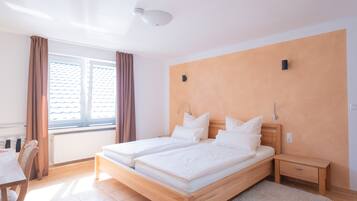 Kahden hengen businesshuone | Minibaari, työpöytä, vauvansängyt, lisävuoteet