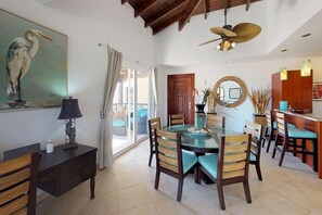 객실 내 식사 공간