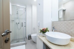 Kylpyhuone | Ilmaiset hygieniatuotteet, hiustenkuivaaja, tohvelit, pyyhkeet