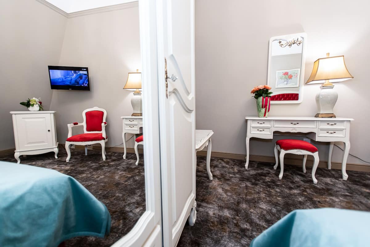 Deluxe İki Ayrı Yataklı Oda | Oturma alanı | Dijital TV kanalları bulunan 80 cm LED televizyon, televizyon