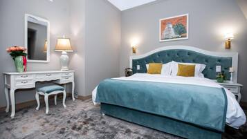 Executive Double Room | Minibar, in-room safe, desk, blackout drapes