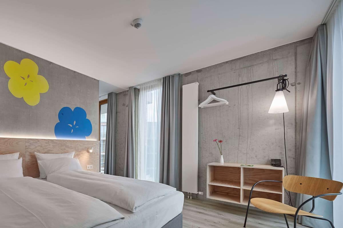 Suite, balcon | 1 chambre, coffre-fort, bureau