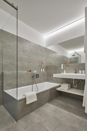 Suite, Balcony | Bathroom | Shower, rainfall showerhead, eco-friendly toiletries, hair dryer - Flowers Hotel Essen (Essen)