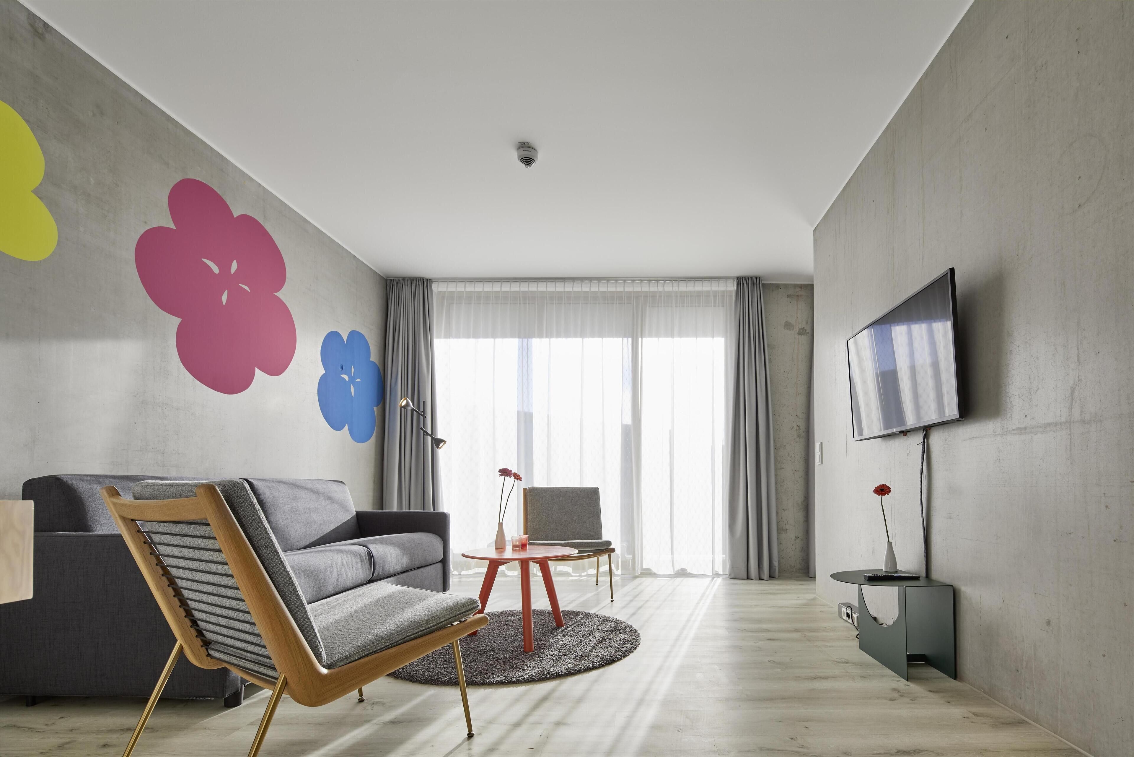 Suite, Balkon | Zimmersafe, Schreibtisch, laptopgeeigneter Arbeitsplatz