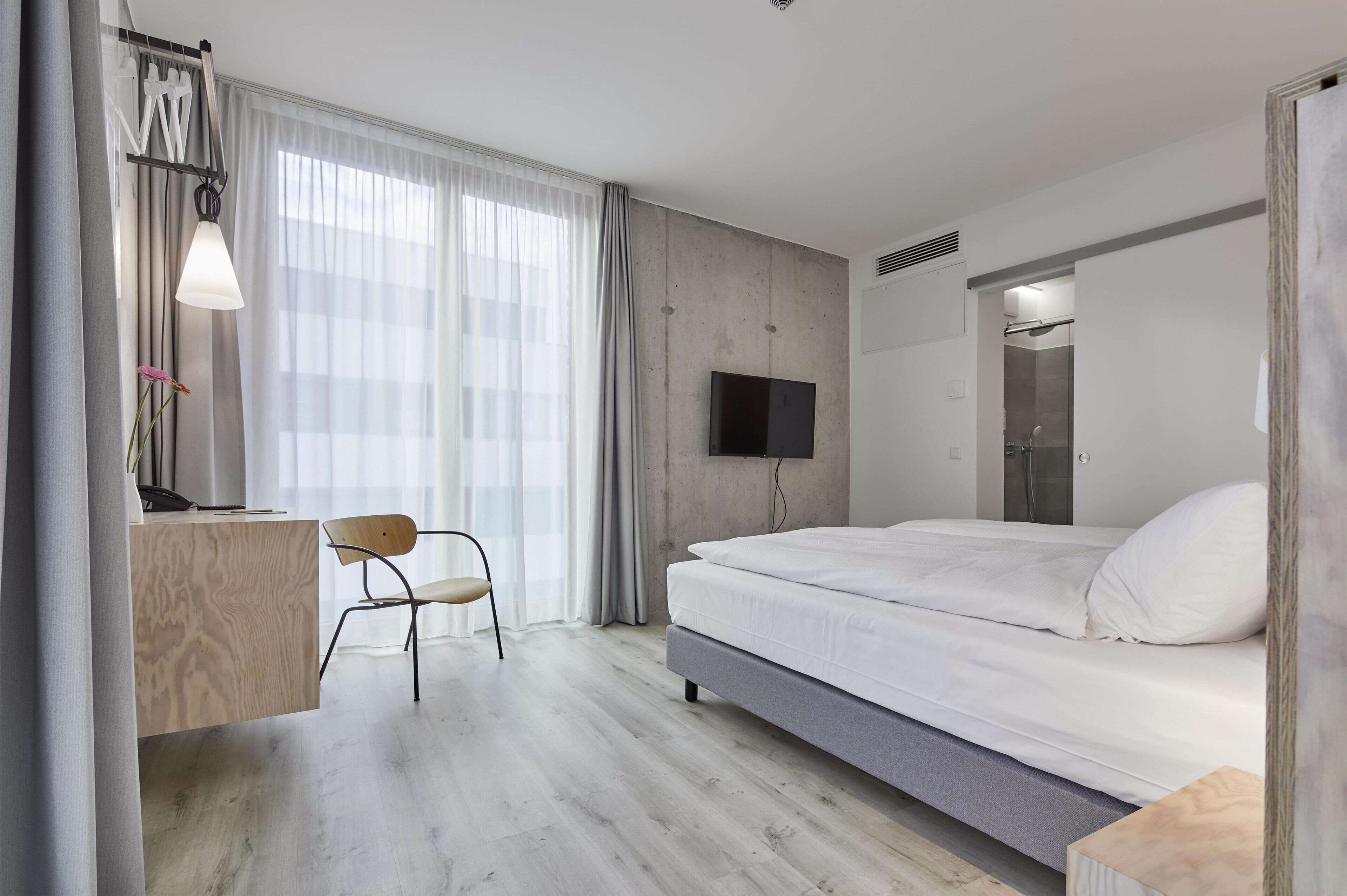 Suite, Balkon | Zimmersafe, Schreibtisch, laptopgeeigneter Arbeitsplatz