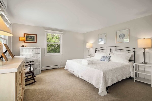 4 bedrooms, iron/ironing board, WiFi, bed sheets