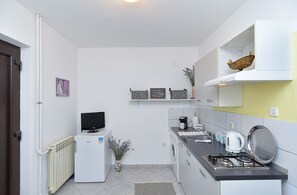 Jääkaappi, liesi, kahvin-/teenkeitin