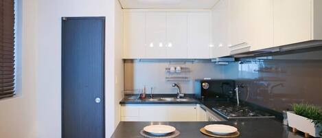 冷蔵庫、電子レンジ、オーブン、調理器具と食器