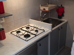 Een koelkast, een vaatwasser, een koffiezetapparaat/waterkoker