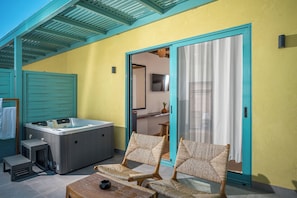 Jetted bathtub