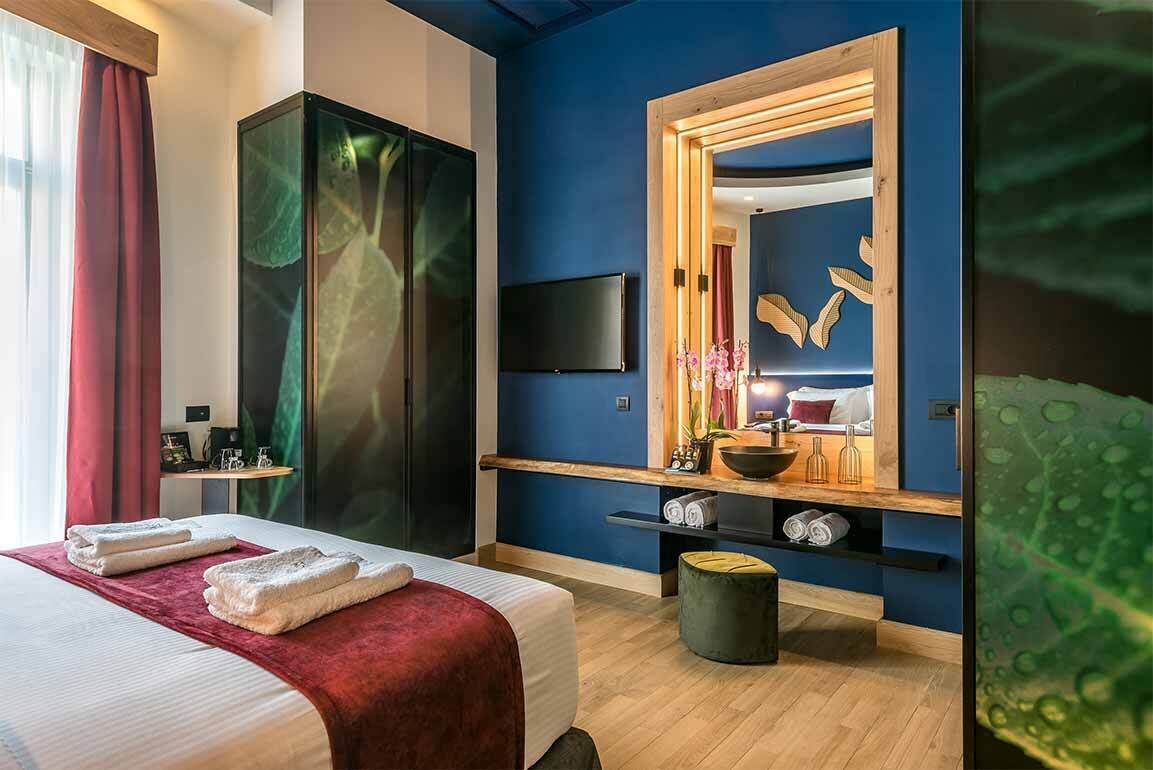 Minibar, coffres-forts dans les chambres, bureau, rideaux occultants