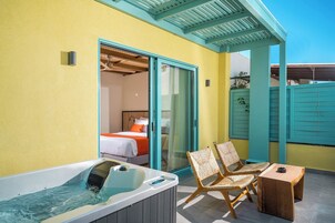 Lux Suite with Outdoor Jacuzzi | 按摩浴缸