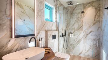 Lux Suite with Outdoor Jacuzzi | Bathroom | Shower, rainfall showerhead, free toiletries, hair dryer