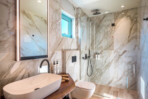 Lux Suite with Outdoor Jacuzzi | Bathroom