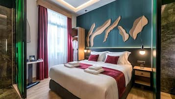 Signature Room | Minibar, in-room safe, desk, blackout drapes