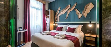 Signature Room | Minibar, in-room safe, desk, blackout drapes