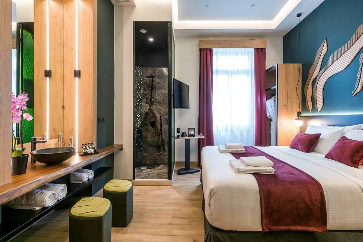 Signature Room | Minibar, in-room safe, desk, blackout drapes