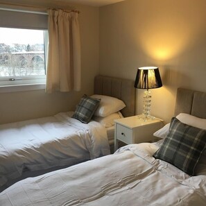 Appartamento Comfort, 3 camere da letto | 3 camere, una scrivania, ferro/asse da stiro
