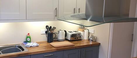 Comfort Διαμέρισμα, 3 Υπνοδωμάτια | Ιδιωτική κουζίνα | Ψυγείο κανονικού μεγέθους, φούρνος μικροκυμάτων, φούρνος