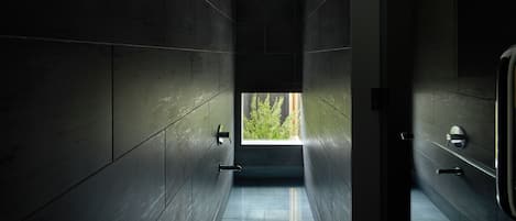 Badewanne und Dusche (separat), kostenlose Toilettenartikel